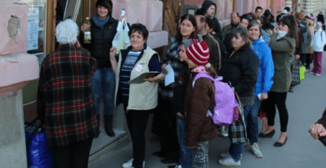 Élelmiszercsomaggal segítettük családok százait