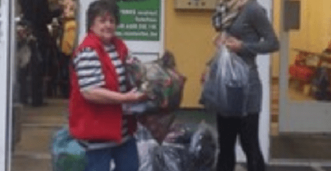 Ruhákat és lábbeliket adtunk rászorulóknak