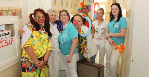 Bohócdoktor vizit a gyulai gyermekkórházban