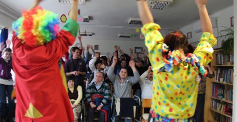 Bohócdoktorok a sérültek otthonában