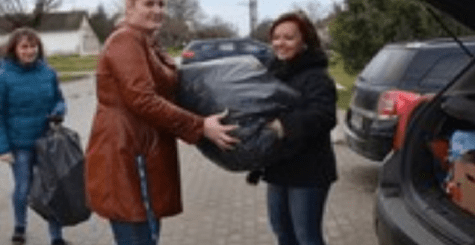 Gyermekruhákat vittünk kisgyermekes családoknak