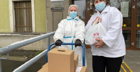 Több száz adag préselt gyümölcslé adomány a szegedi Kálvária sugárúti Idősek otthona lakói számára