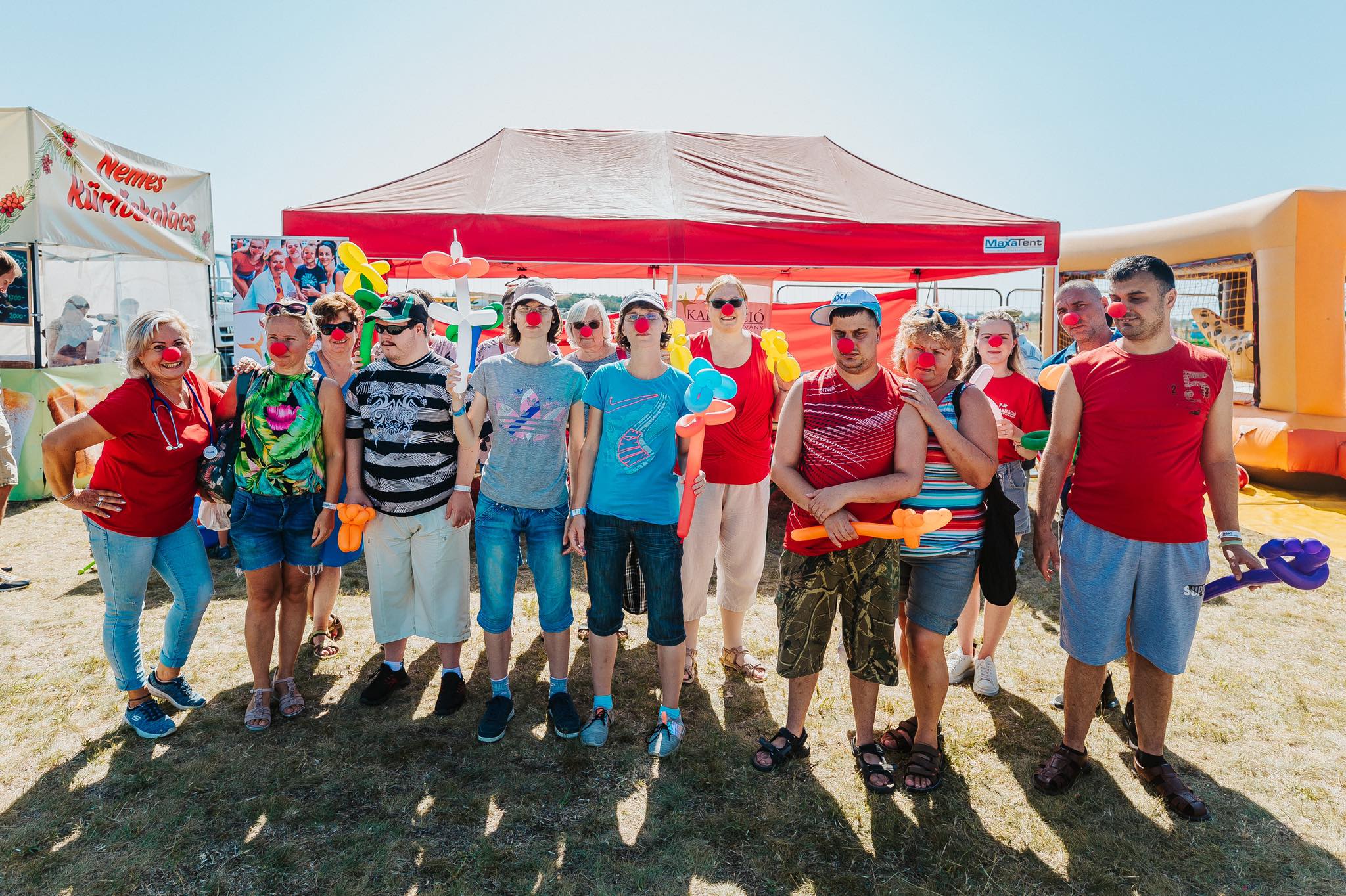 Fogyatékosok Nappali Intézetének csapata a bohócdoktorokkal