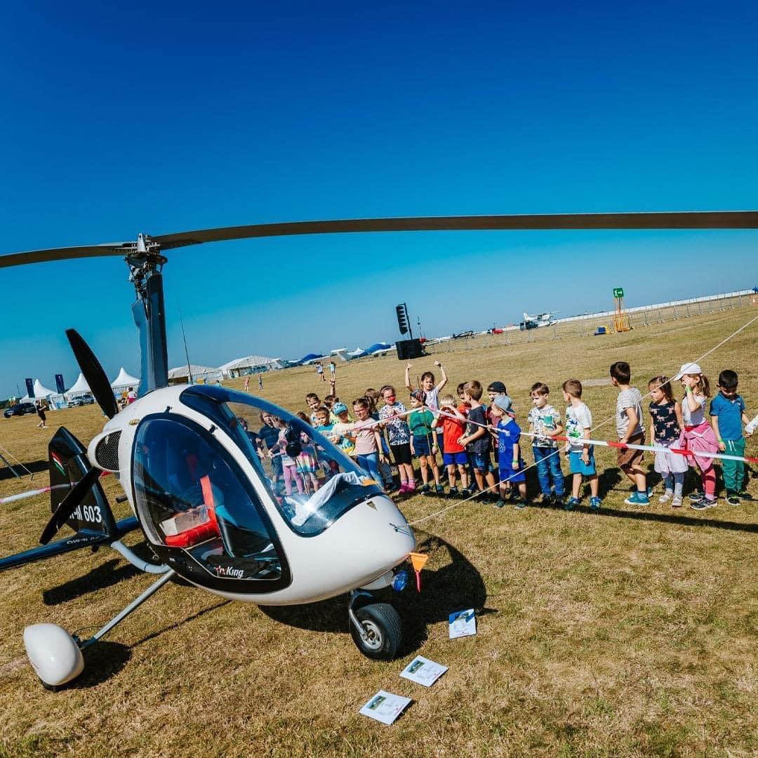 Gyerek csoport a helikopter mellett