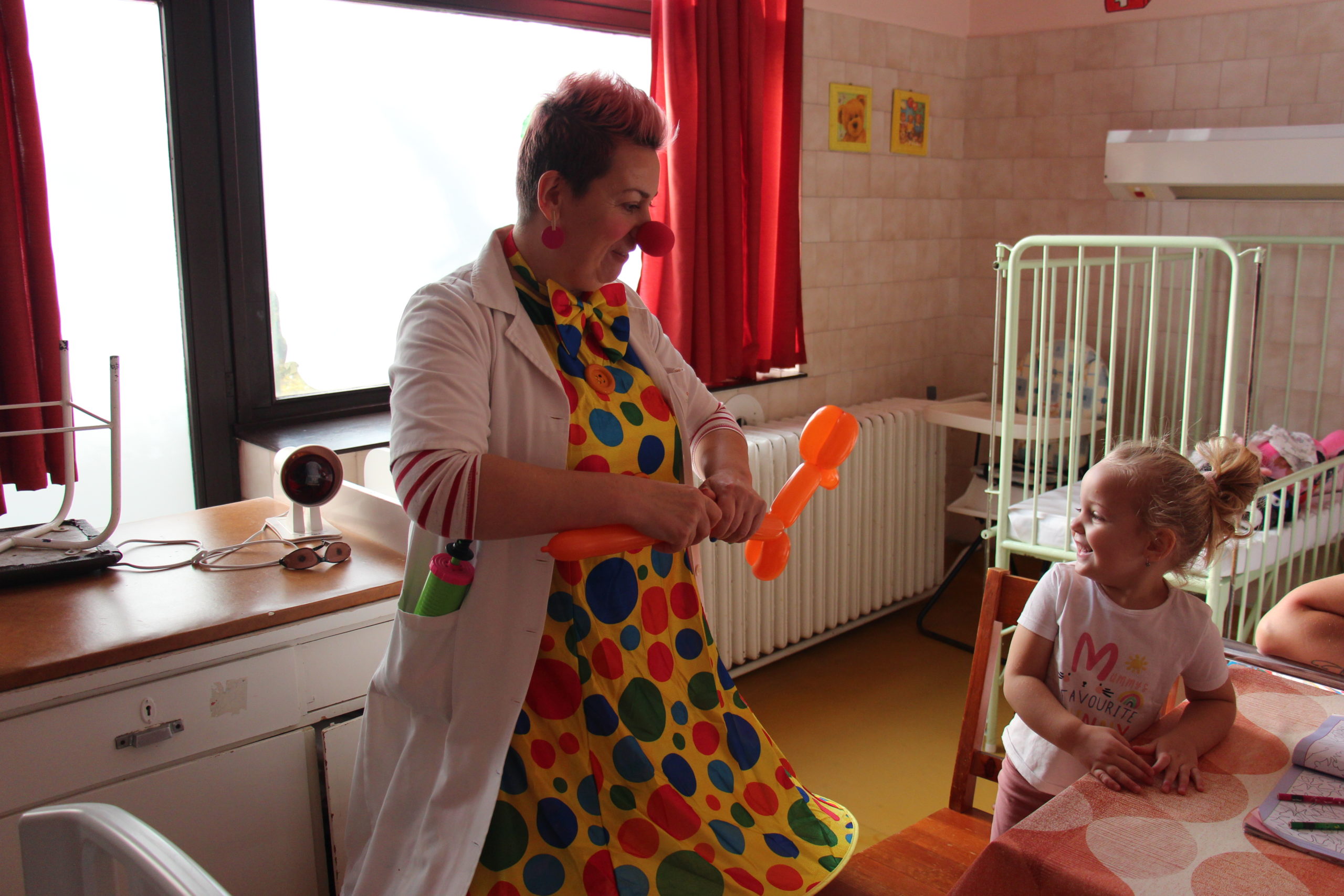 Vidám lufizás a bohócdokival