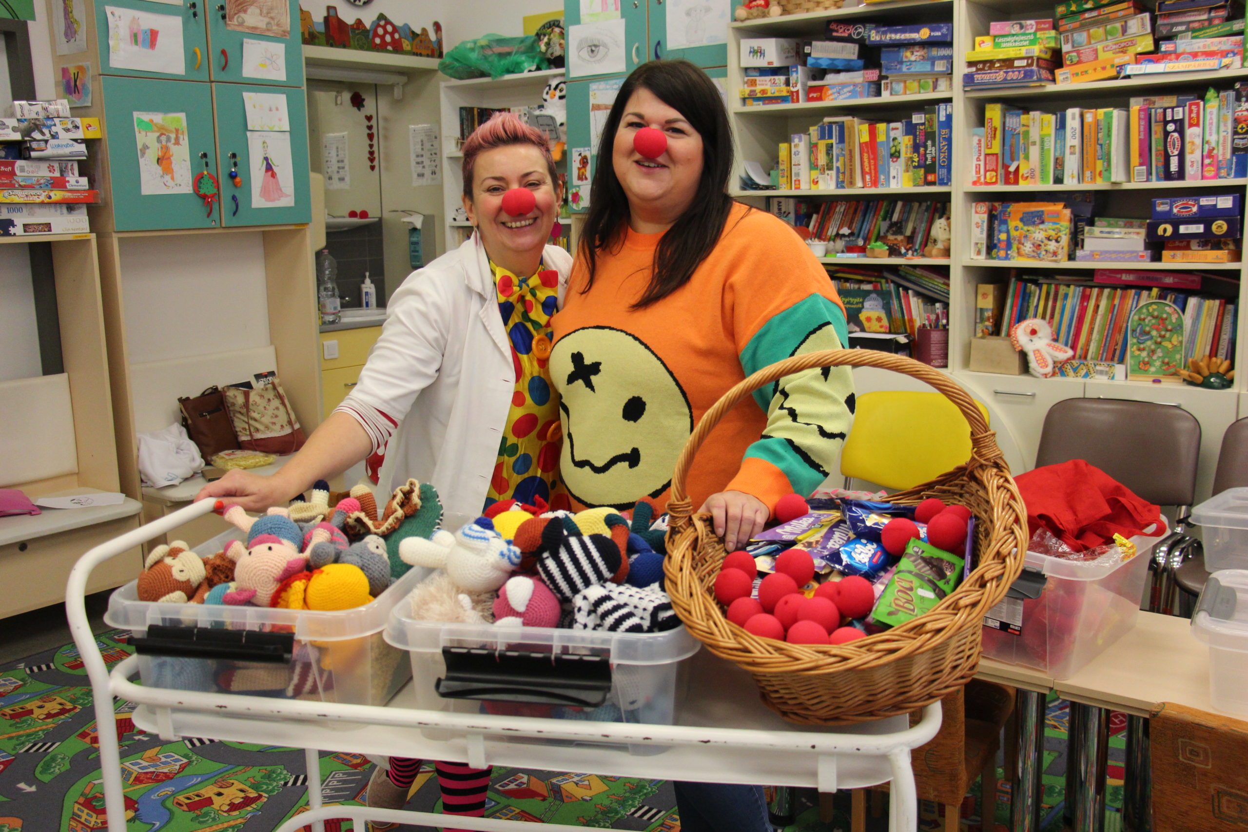 Bohócdoktorok a jókedvű vizit kellékeivel