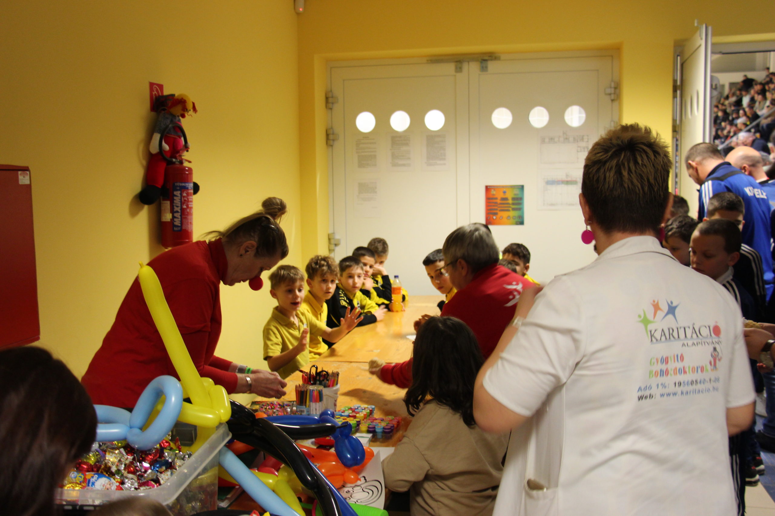 Bohócdoktorok a sportoló gyermekekkel