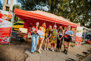 Két piros sátor – kétszer annyi mosoly!