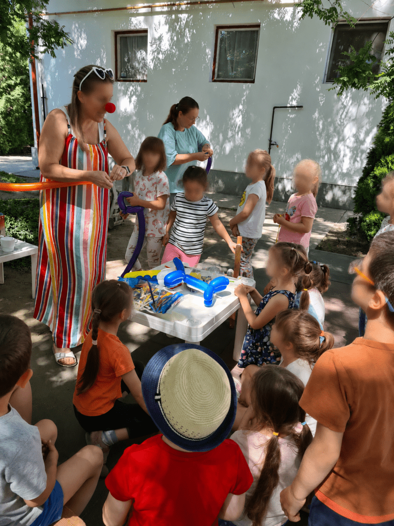 Gyerekek és Netkó bohóc a Szőregi Magyar Utcai Óvoda udvarán